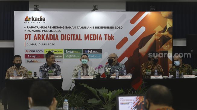 Dari kiri ke kanan: Komisaris Iwa Sukresno Karunia, Komisaris Utama Stephen K.Sulistyo, Direktur Utama Wiliam Martapura, Direktur Suwarjono PT Arkadia Digital Media Tbk saat menggelar Rapat Umum Pemegang Saham (RUPS) di Jambuluwuk Thamrin Hotel, Jakarta, Jumat (10/7). [Suara.com/Angga Budhiyanto]