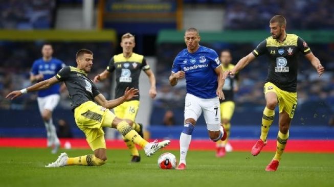 Bek Southampton Jan Bednarek (kiri) mencoba merebut bola dari striker Everton Richarlison dalam lanjutan Liga Inggris di Goodison Park. Clive Brunskill / POOL / AFP