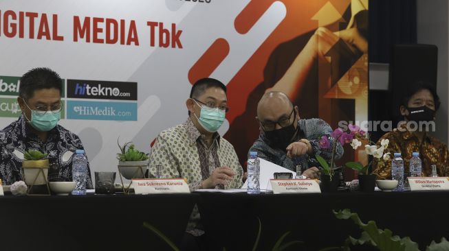 Komisaris Iwa Sukresno Karunia, Komisaris Utama Stephen K.Sulistyo, Direktur Utama Wiliam Martapura, Direktur Suwarjono PT Arkadia Digital Media Tbk saat menggelar Rapat Umum Pemegang Saham (RUPS) di Jambuluwuk Thamrin Hotel, Jakarta, Jumat (10/7). [Suara.com/Angga Budhiyanto]