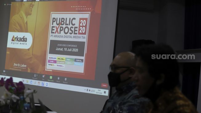 Direktur Utama Wiliam Martapura (kiri) didampingi Direktur PT Arkadia Digital Media Tbk Suwarjono saat menggelar Paparan Publik atau Public Expose 2020 secara virtual di Jambuluwuk Thamrin Hotel, Jakarta, Jumat (10/7). [Suara.com/Angga Budhiyanto]