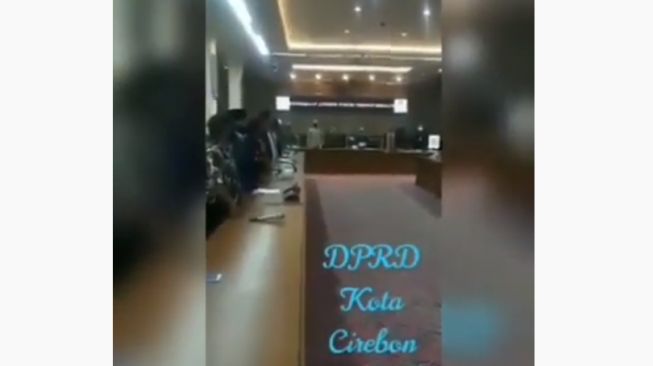 Viral Video Anggota DPRD Cirebon Tolak Baca Sumpah Jabatan Lawan Khilafah