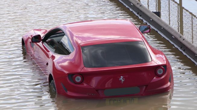 Potret Ferrari Kejebak Banjir di Jalanan, Tak Berkutik Sama Sekali