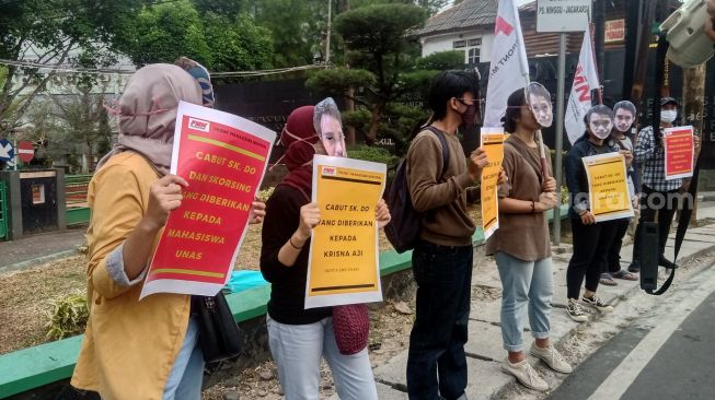 2 Mahasiswa Universitas Nasional Kena DO, FMN Demo di Depan Kampus