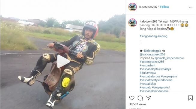 Aksi pemotor Vespa  bikin jantungan  (Instagram)