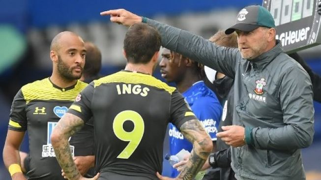 Manajer Southampton Ralph Hasenhuttl (kanan) memberikan arahan kepada striker Danny Ings saat menghadapi Everton dalam lanjutan Liga Inggris di Goodison Park. Michael Regan / POOL / AFP