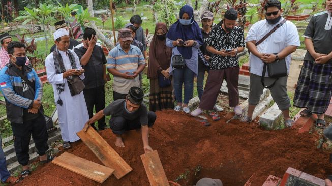 Prosesi pemakaman pencipta lagu anak, Papa T Bob di TPBU Jurang Mangu, Pondok Ranji, Tangerang Selatan, Jumat (10/7). [Suara.com/Alfian Winanto]
