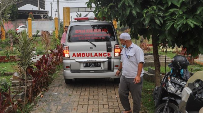 Ambulan yang membawa jenazah Papa T Bob tiba di TPBU Jurang Mangu, Pondok Ranji, Tangerang Selatan, Jumat (10/7). [Suara.com/Alfian Winanto]
