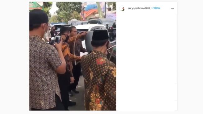 Petugas berbaju batik mengisi bensin mobil plat Indonesia 2 di pinggir jalan pakai jerigen (Instagram/suryoprabowo2011)