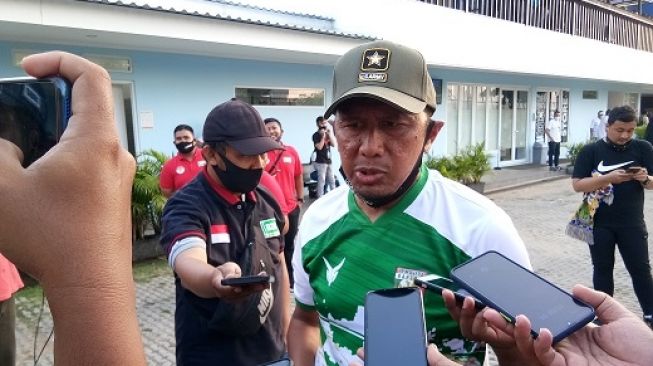 Pelatih Madura United Rahmad Darmawan saat ditemui di Lapangan Pancoran Soccer Field, Jakarta, Sabtu (11/7/2020). (Suara.com/Adie Prasetyo Nugraha). 