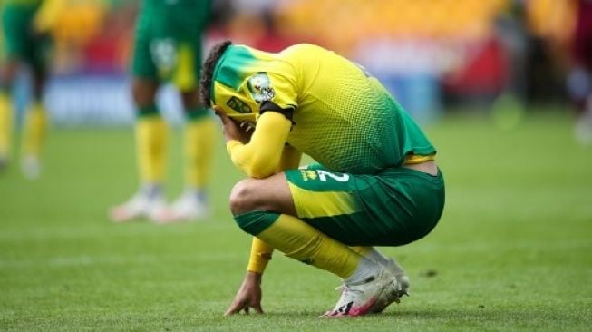 Pemain Norwich City Max Aarons setelah timnya dibantai West Ham United 4-0 dalam pertandingan pekan ke-35 Liga Inggris musim 2019/20 yang berlangsung di Carrow Road, Sabtu (11/7/2020). [AFP]