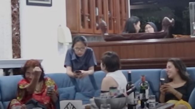 Susi Pudjiastuti acungkan kepalan tangan ke arah Kiky Saputri [Youtube]