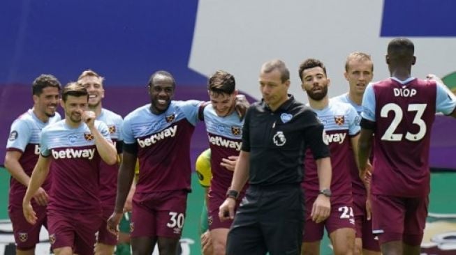 Pemain West Ham United Michail Antonio (kedua kiri) rayakan golnya ke gawang Norwich City dalam pertandingan pekan ke-35 Liga Inggris musim 2019/20 yang berlangsung di Carrow Road, Sabtu (11/7/2020). [AFP]