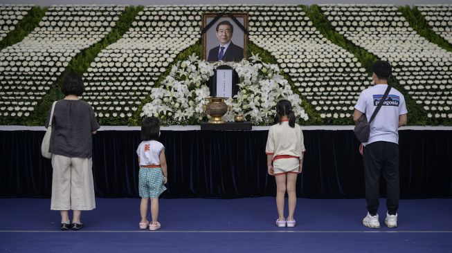 Sejumlah pelayat memberi penghormatan pada sebuah peringatan publik untuk almarhum walikota Seoul Park Won-soon, di Seoul, Sabtu (11/7). [Ed JONES / AFP]