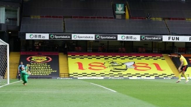 Pemain Watford Troy Deeney mencetak gol ke gawang Newcastle United dalam pertandingan pekan ke-35 Liga Inggris musim 2019/20 yang berlangsung di Vicarage Road, Sabtu (11/7/2020). [AFP]