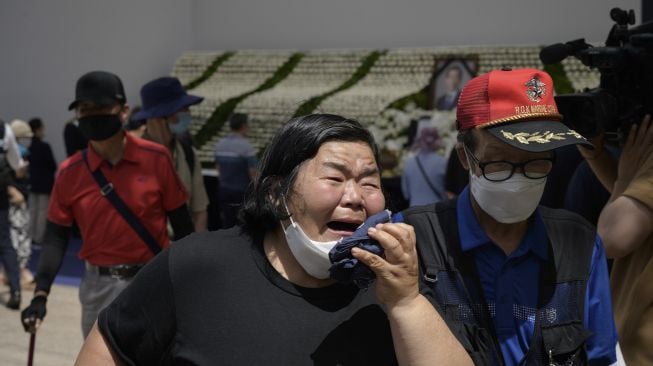 Sejumlah pelayat memberi penghormatan pada sebuah peringatan publik untuk almarhum walikota Seoul Park Won-soon, di Seoul, Sabtu (11/7). [Ed JONES / AFP]