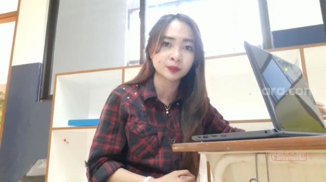 Rentha Jullindah Zendrato, Guru SD, (Suara.com/Dini Afrianti Efendi)