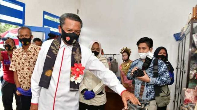 Gubernur Sulsel Nurdin Abdullah Resmikan Balla Ewako di Maros