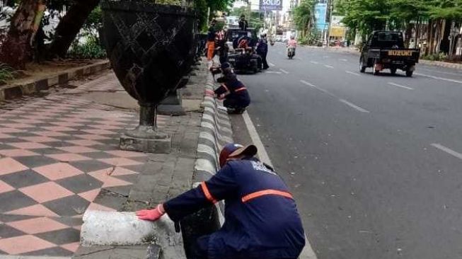 Supaya Tetap Indah, Dinas PU Mengecat Trotoar di Kota Makassar