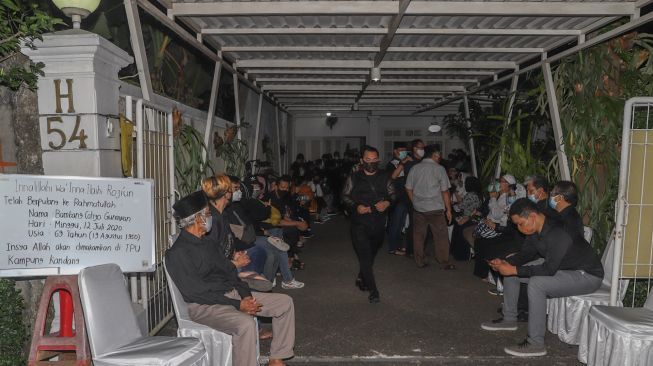 Suasana dirumah duka Ivan Gunawan di Jagakarsa, Jakarta Selatan, Minggu (12/7). [Suara.com/Alfian Winanto]