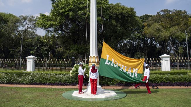 Petugas mengibarkan bendera saat memperagakan simulasi pengibaran bendera untuk Peringatan HUT ke-75 Kemerdekaan RI di Istana Merdeka, Jakarta, Minggu (12/7/2020).  [ANTARA FOTO/Sigid Kurniawan]