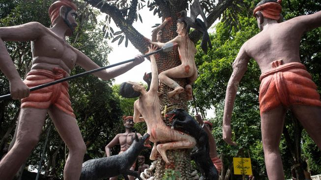 Patung-patung yang menggambarkan nasib orang-orang yang tidak menjujung tinggi lima ajaran Budhha di sebuah taman yang menggambrakan neraka versi Budhha di Kuil Wat Saeng Suk di Provinsi pantai Thailand Chonburi (9/7/2020). [Lillian SUWANRUMPHA / AFP]
