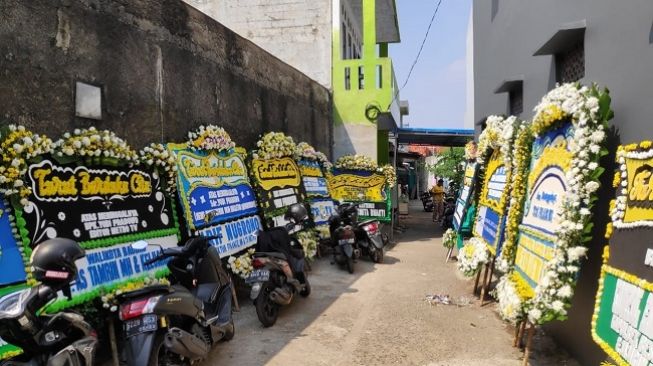 Suasana haru rumah duka editor Metro TV Yodi Prabowo, Minggu (12/7/2020). (Suara.com/Bagaskara Isdiansyah)