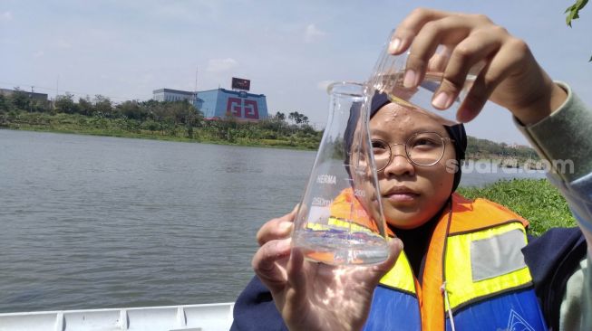Lembaga Kajian Ekologi dan Konservasi Lahan Basah (Ecoton) menyebut 72 persen ikan yang hidup di Kali Brantas, Jawa Timur, mengonsumsi mikroplastik. (Suara.com/Usman)