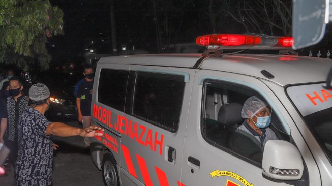 Mobil jenazah yang membawa ayahanda Ivan Gunawan tiba dirumah duka di Jagakarsa, Jakarta Selatan, Minggu (12/7). [Suara.com/Alfian Winanto]