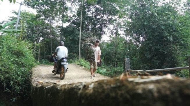 Eyang Subur Ungkap Kisah Tragis di Jembatan Tarumanagara Pandeglang
