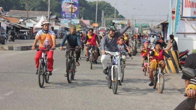 Helldy-Sanuji Gowes Bareng Warga Merak, Teriakan Setop Korupsi Menggema