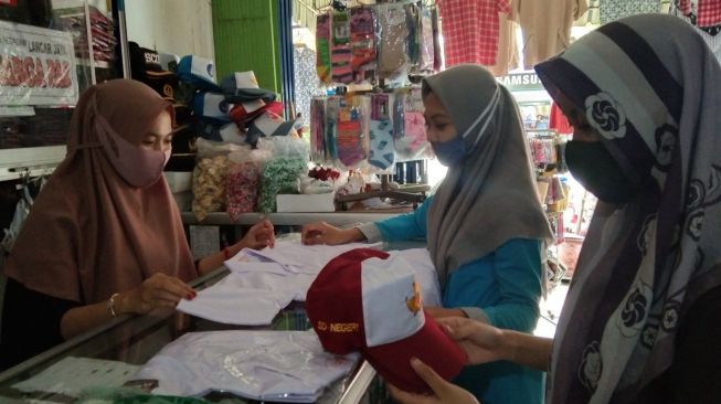 Nasib Buruk Penjual Seragam Sekolah di Balik Anjuran Belajar di Rumah