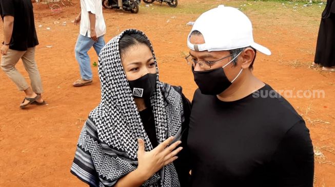 Suami Nirina Zubir, Ernest Cokelat Dilarikan ke Rumah Sakit