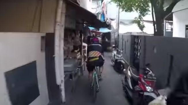 pesepeda nekat lewati jalanan tikus (Youtube)