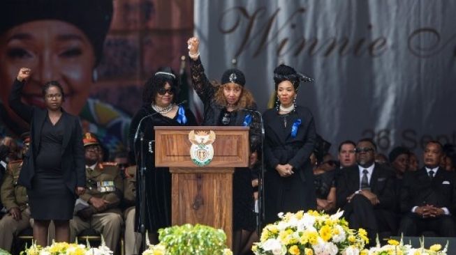 Putri Nelso Mandela, Zindzi Mandela (kiri) bersama saudarinya Zenani Mandela menghadiri acara peringatan ibu mereka, Winnie Mandela pada 14 Maret 2018. [AFP]