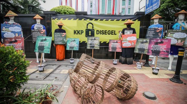 Sejumlah Aktivis dari Koalisi Rakyat untuk Keadilan Perikanan (KIARA) melakukan aksi damai di depan Gedung Kementerian Kelautan dan Perikanan, Jakarta, Senin (13/7/2020). [ANTARA FOTO/Rivan Awal Lingga]