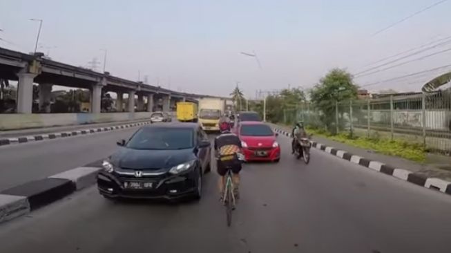 Pesepeda tampak tidak memperhatikan keselematan dirinya saat melintas di jalanan (Youtube-Lucas Brunelle)