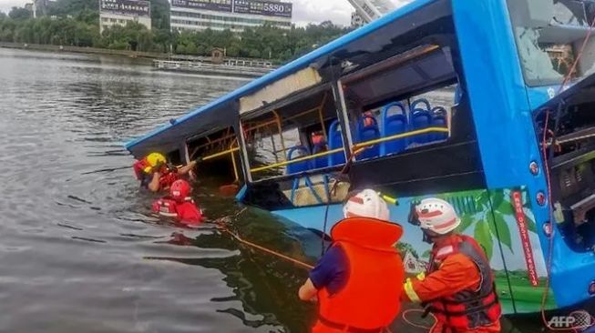 Kecewa Rumahnya akan Digusur, Sopir Tenggelamkan Bus di Waduk. (AFP)