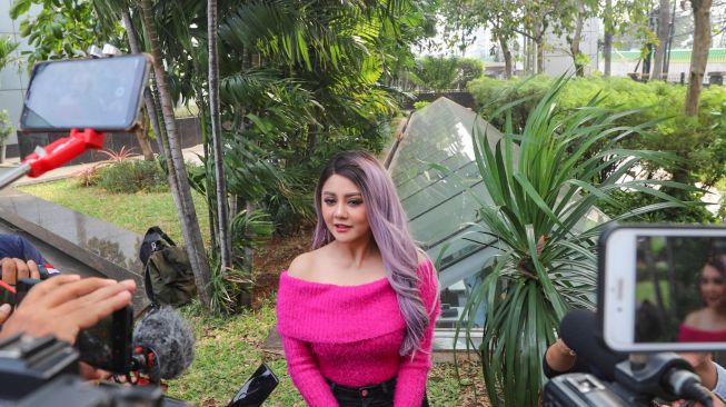 Pedangdut Jenita Janet saat menemui awak media di kawasan Tandean, Jakarta Selatan, Senin (13/7). [Suara.com/Alfian Winanto]