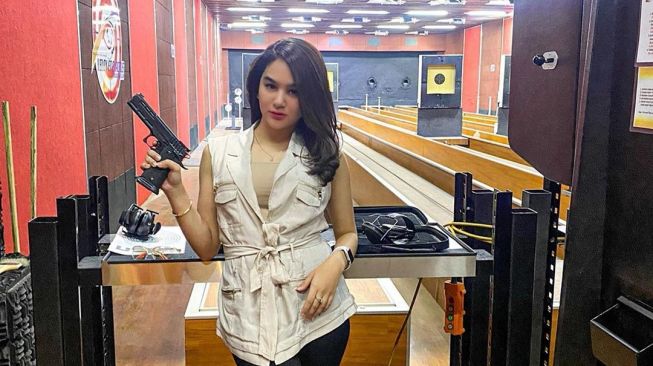 4 Potret Hana Hanifah, Artis FTV Cantik yang Hobi Olahraga Menembak