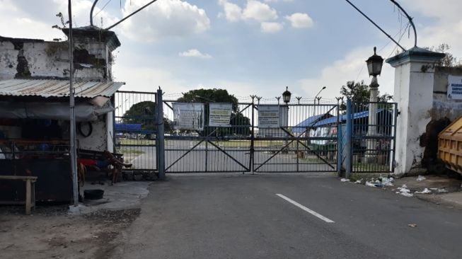 Pintu sisi selatan Alun-alun Kidul Keraton Kasunanan Surakarta, Jawa Tengah yang ditutup karena dinilai banyak kegiatan yang tidak menerapkan protokol kesehatan. [Suara.com/Rara Puspita]