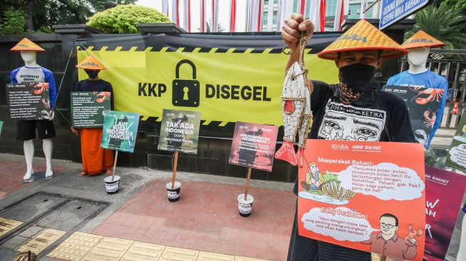 Aktivis dari Koalisi Rakyat untuk Keadilan Perikanan (KIARA) melakukan aksi damai di depan Gedung Kementerian Kelautan dan Perikanan, Jakarta, Senin (13/7/2020). [ANTARA FOTO/Rivan Awal Lingga]