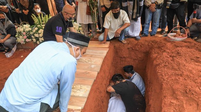 Proses pemakaman Bambang Cahyo Gunawan ayah dari Ivan Gunawan di TPU Kampung Kandang, Jagakarsa, Jakarta Selatan, Senin (13/7). [Suara.com/Alfian Winanto]