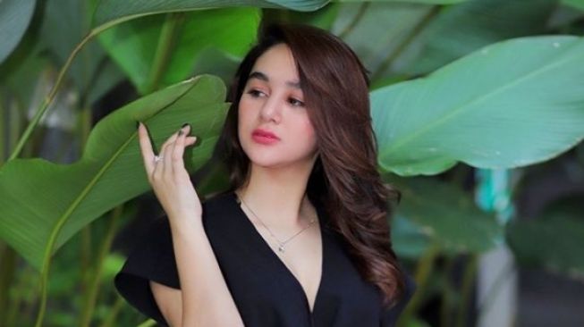 5 Gaya Kece Hana Hanifah yang Bikin Susah Kedip