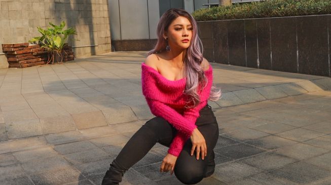 Pedangdut Jenita Janet berpose dihadapan juru kamera saat ditemui di kawasan Tandean, Jakarta Selatan, Senin (13/7). [Suara.com/Alfian Winanto]