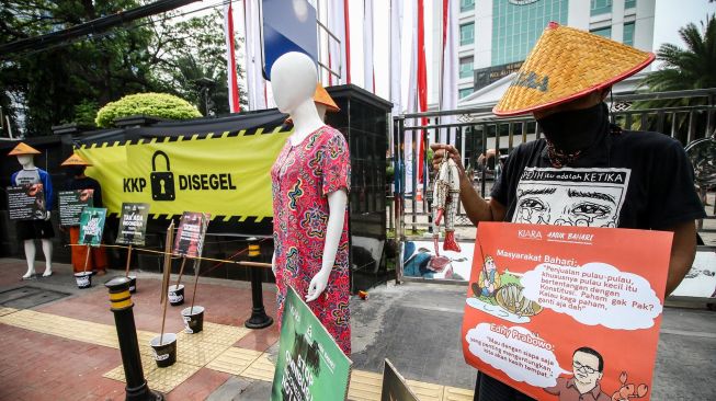 Sejumlah Aktivis dari Koalisi Rakyat untuk Keadilan Perikanan (KIARA) melakukan aksi damai di depan Gedung Kementerian Kelautan dan Perikanan, Jakarta, Senin (13/7/2020). [ANTARA FOTO/Rivan Awal Lingga]