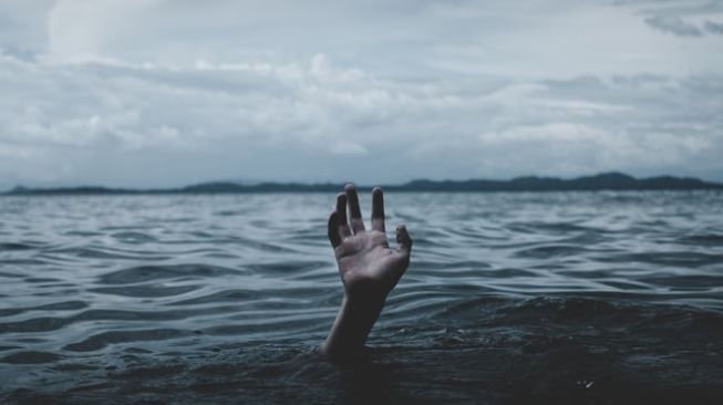 Belajar di Tepi Pantai Cilacap, Seorang Siswa Terseret Ombak dan Tenggelam