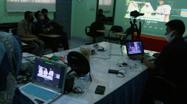 Sejumlah guru memberikan Masa Pengenalan Lingkungan Sekolah (MPLS) secara virtual yang diikuti ratusan peserta didik baru di SMPN 153 Kebayoran Lama, Jakarta, Senin (13/7/2020).  [ANTARA FOTO]