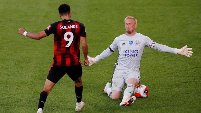 Penyerang Bournemouth Dominic Solanke (kiri) menaklukkan kiper Leicester City Kasper Schmeichel untuk mencetak gol keempat timnya dalam laga lanjutan Liga Inggris tanpa penonton karena pandemi COVID-19 di Stadion Vitality, Bournemouth, Inggris, Minggu (12/7/2020) waktu setempat. (ANTARA/REUTERS/POOL/Andrew Couldridge)