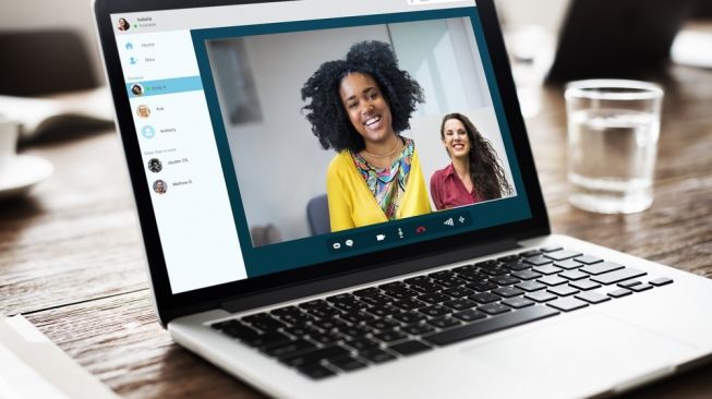 Ilustrasi video calling dengan webcam di Macbook. [Shutterstock]