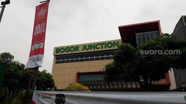 SPG Pakaian di Mal Yogya Bogor Junction Positif Corona